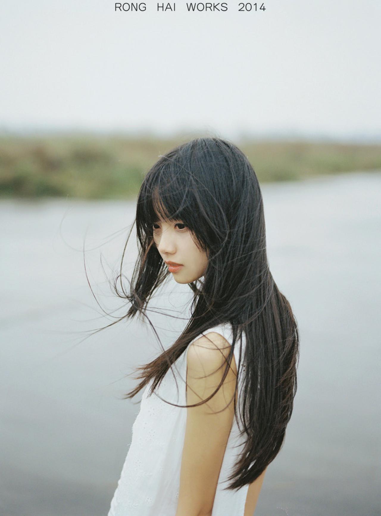 猫梓在水边立幅