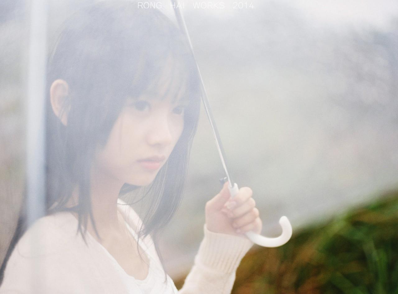 猫梓在白伞里的朦胧面庞