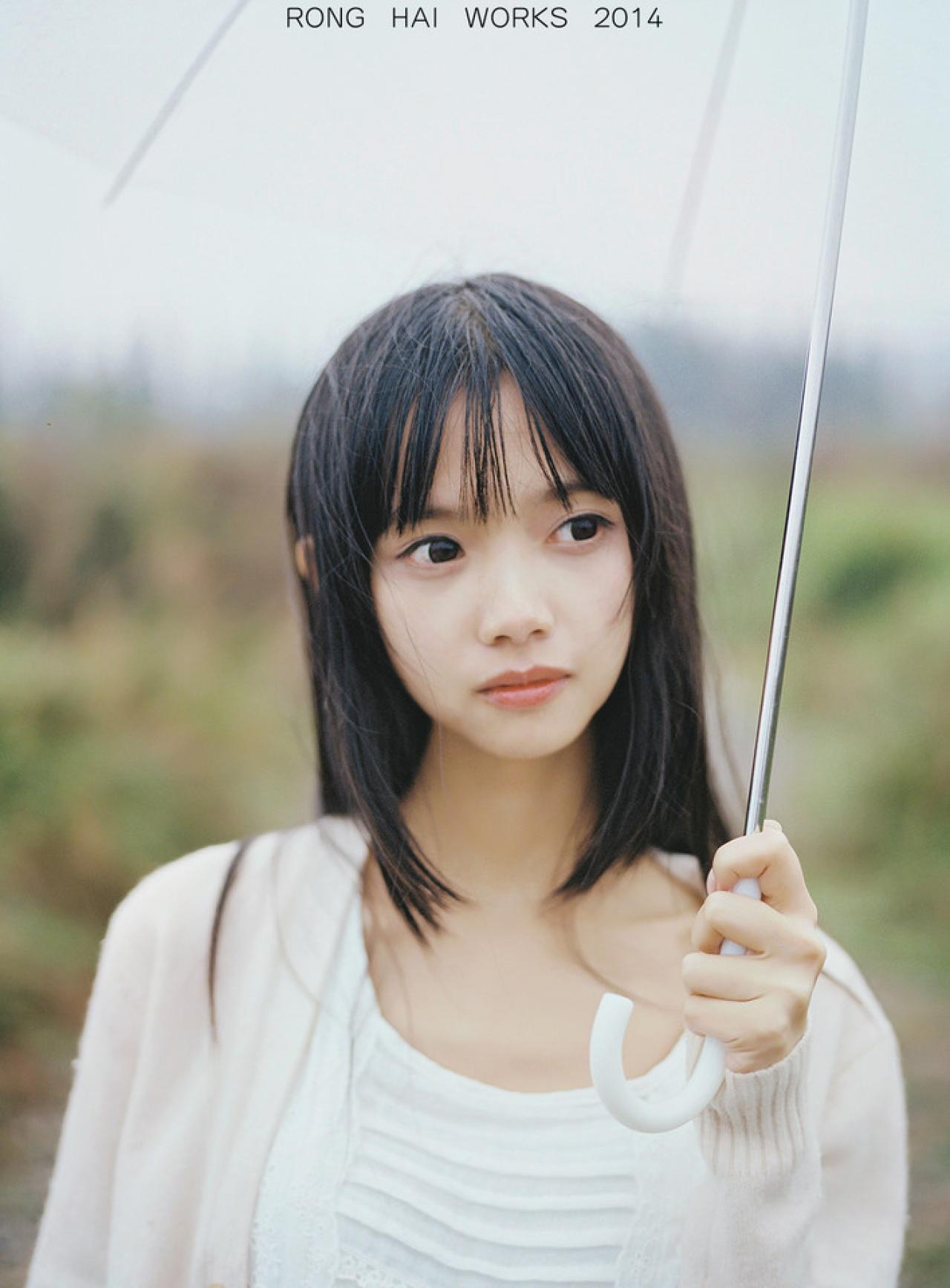 猫梓披着外套右手撑伞上半身立幅