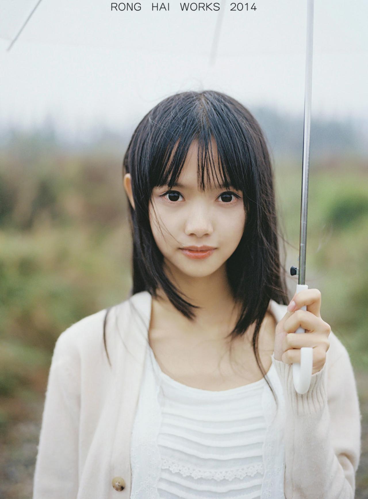 猫梓右手撑伞上半身正面立幅