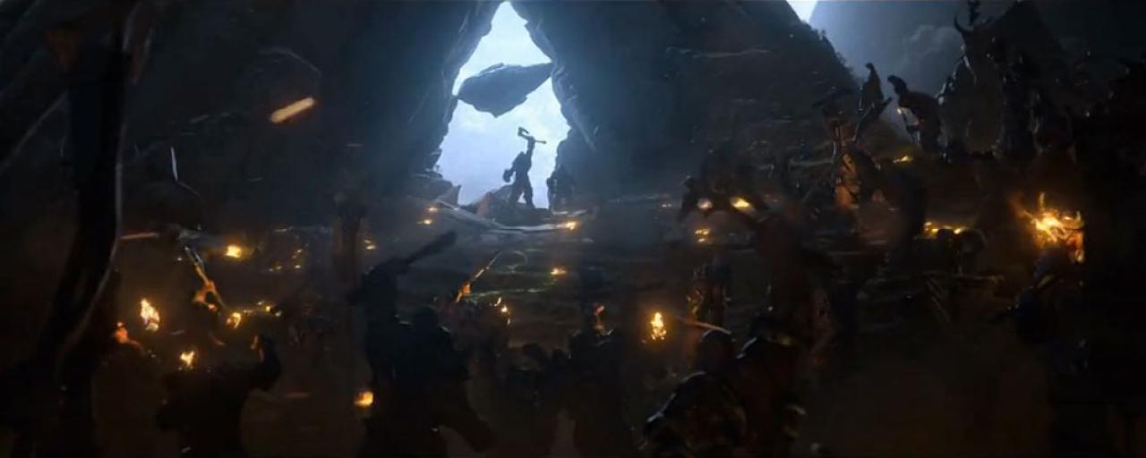 《魔兽世界·德拉诺之王》广告画面：举起武器的兽人部落