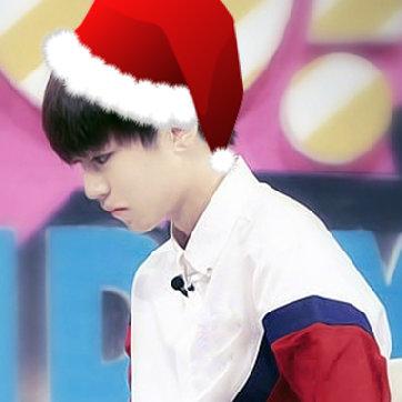 戴着圣诞帽的王俊凯侧脸头像