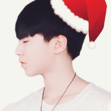 戴着圣诞帽闭着眼睛的王俊凯侧脸头像