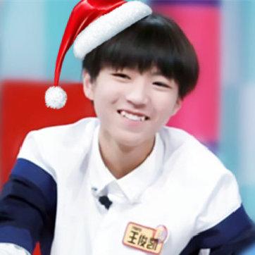 戴着圣诞帽的王俊凯微笑地露出上排牙齿头像