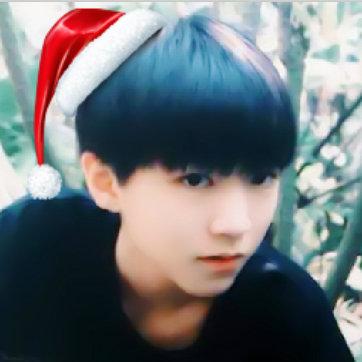 戴着圣诞帽的王俊凯帅气的脸部头像