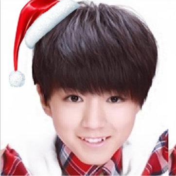 戴着圣诞帽的王俊凯微笑地露出小虎牙头像
