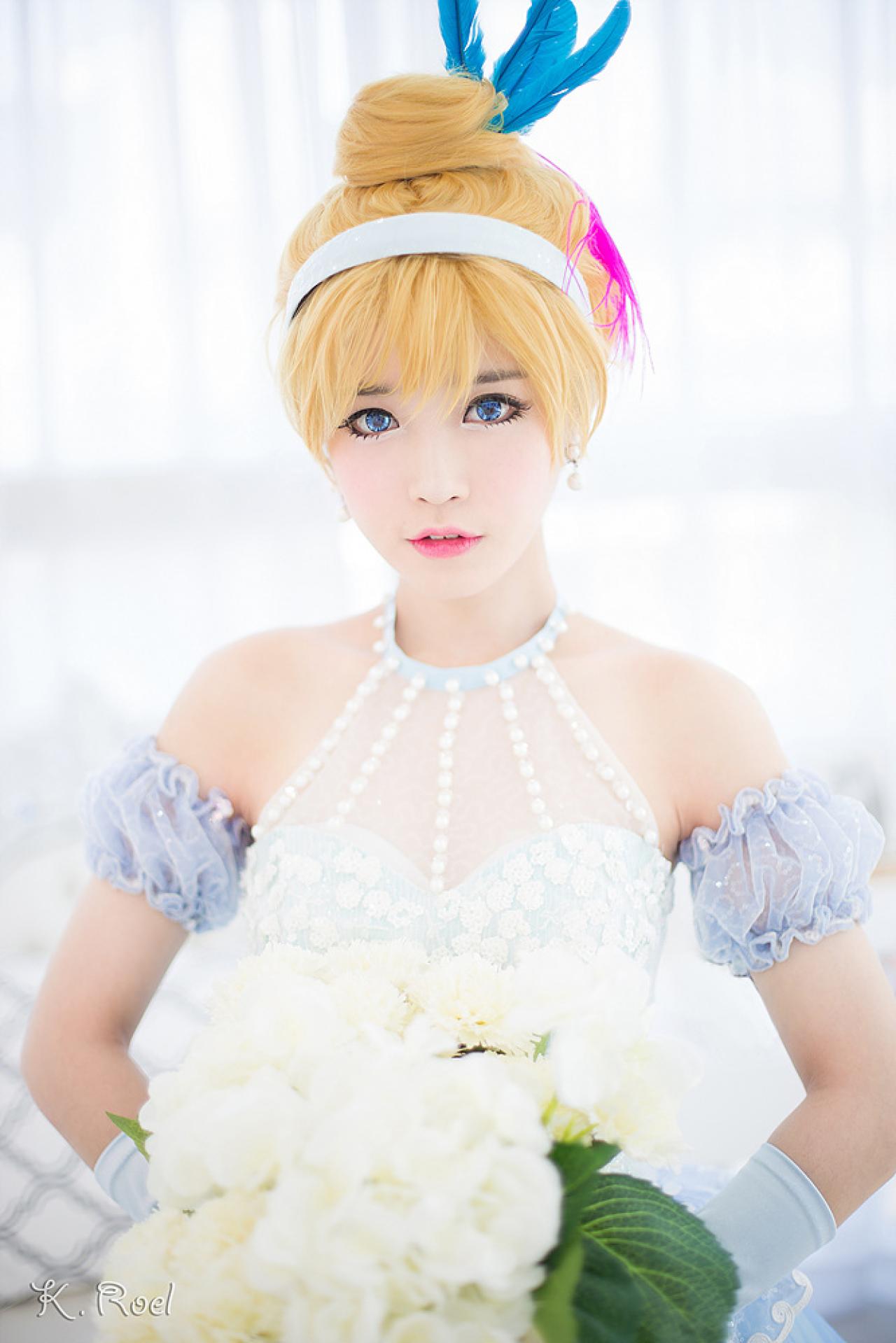 兔娘tomia扮演灰姑娘双手捧着手捧花