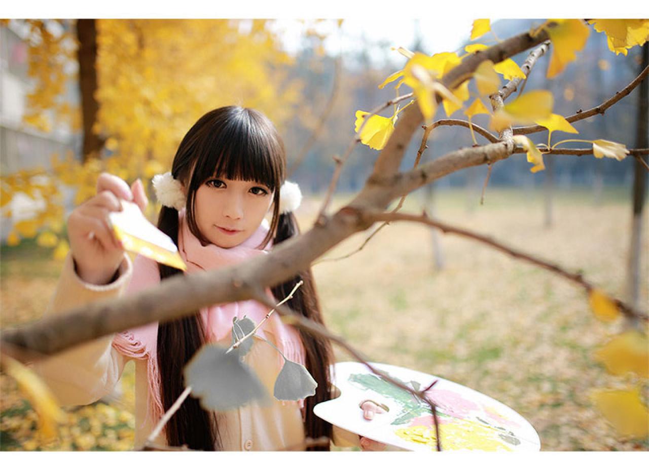 千莫正给树干涂色