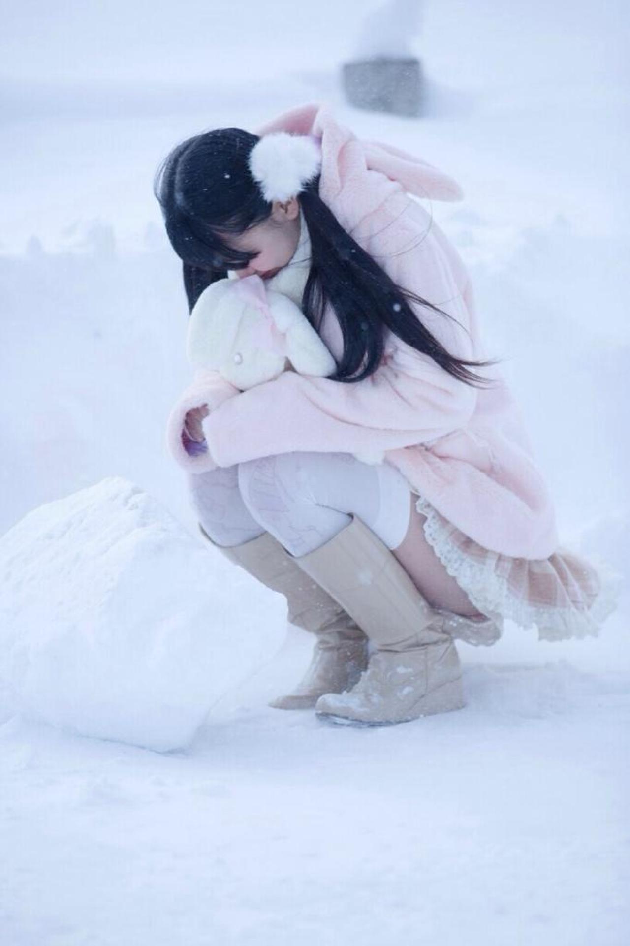 好冷，五木あきら抱紧围巾上的小兔子