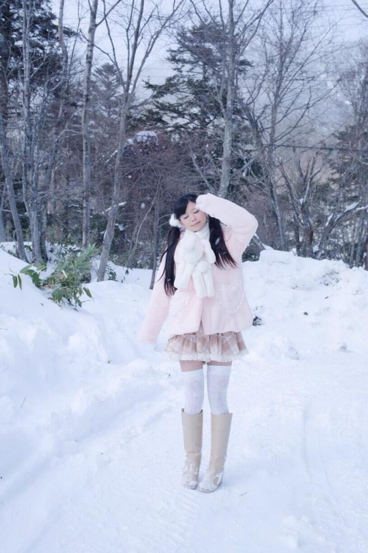 五木あきら闭着眼睛，侧头凝思