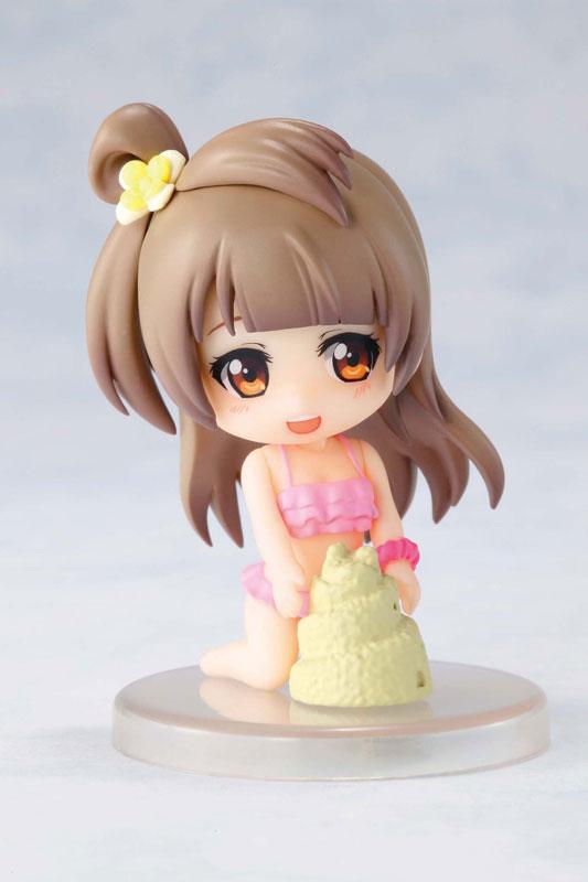 正在堆城堡的南小鸟粉色泳装手办的正面