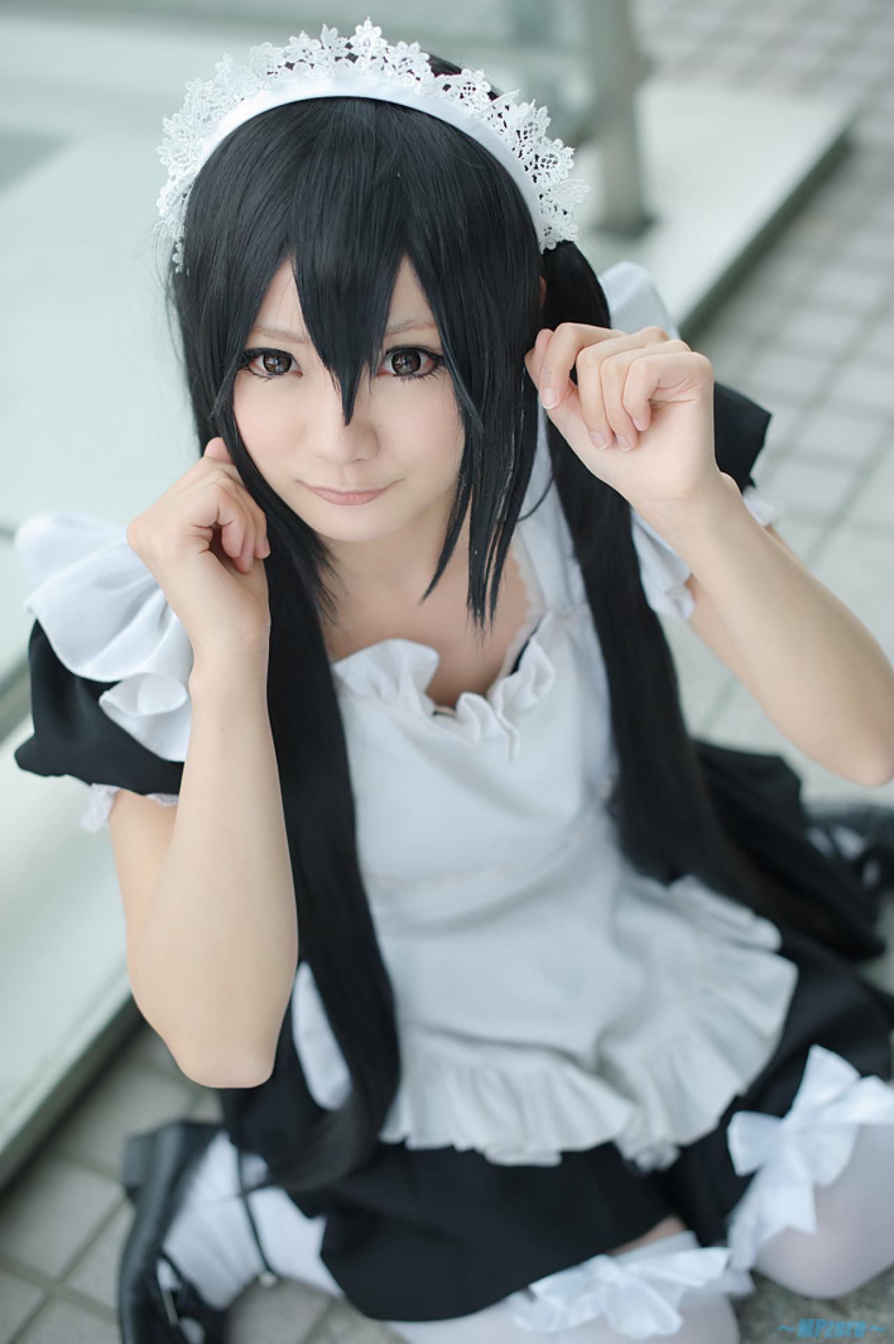 Maika扮演中野梓双臂弯曲，扮小猫手势