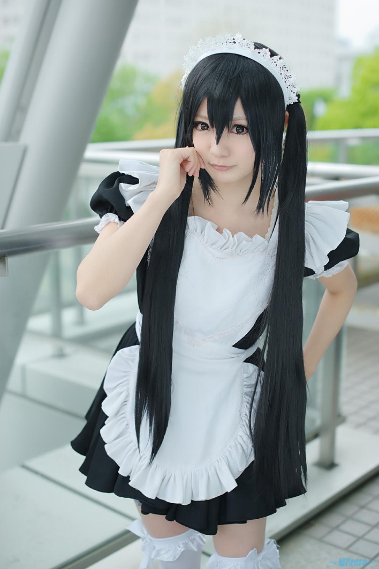 Maika扮演中野梓站姿，左手背后，右手贴着脸颊