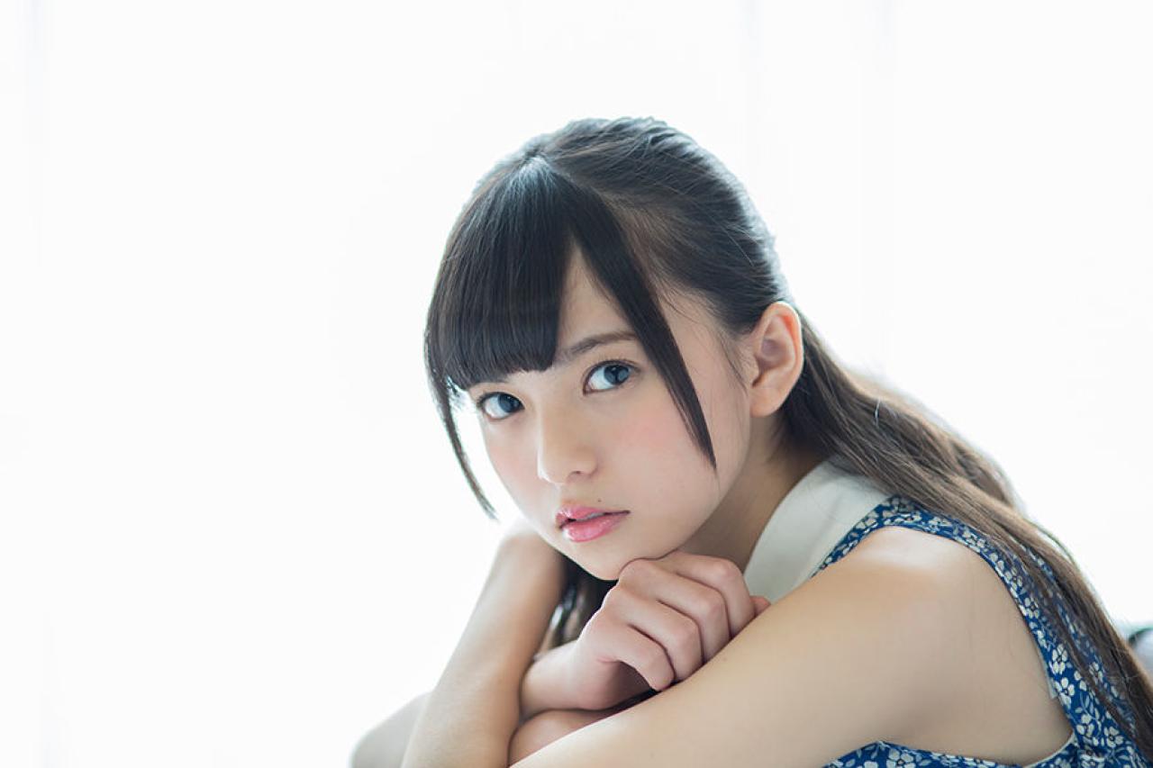 斋藤飞鸟抱膝而坐的面部