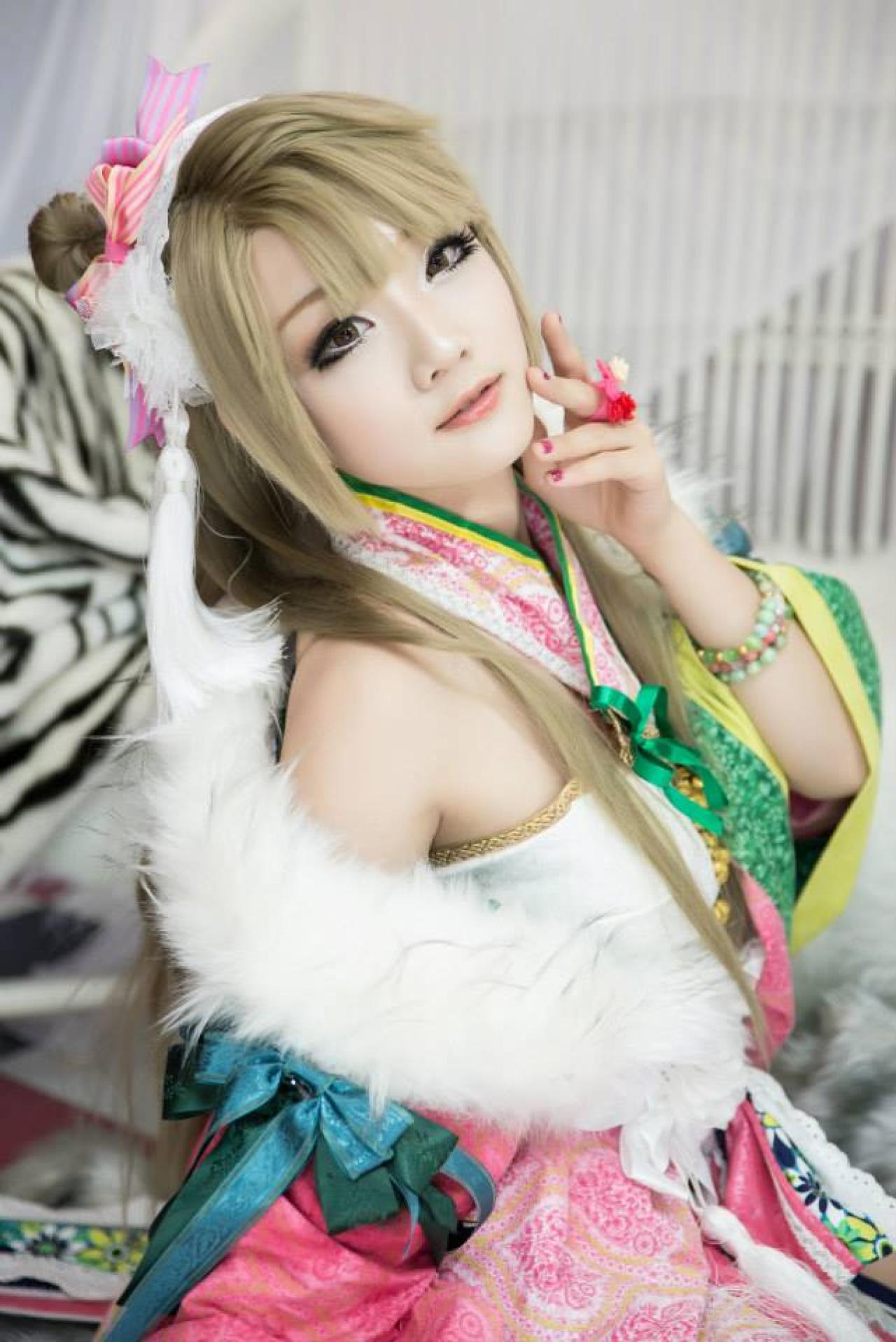 Miyuko扮演南小鸟左手轻抚脸庞