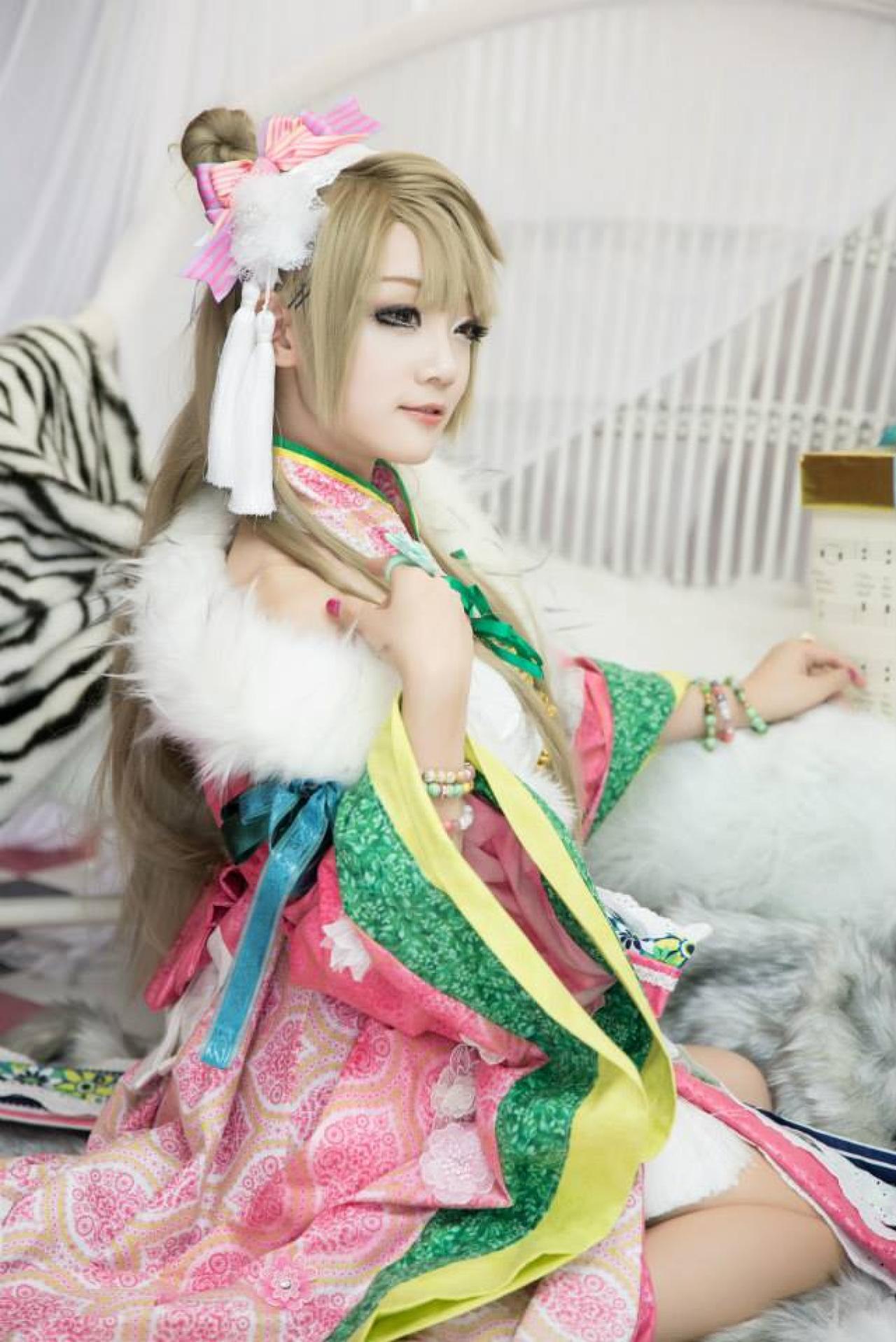 Miyuko扮演南小鸟左手搭在椅面上，右手搭在右肩上