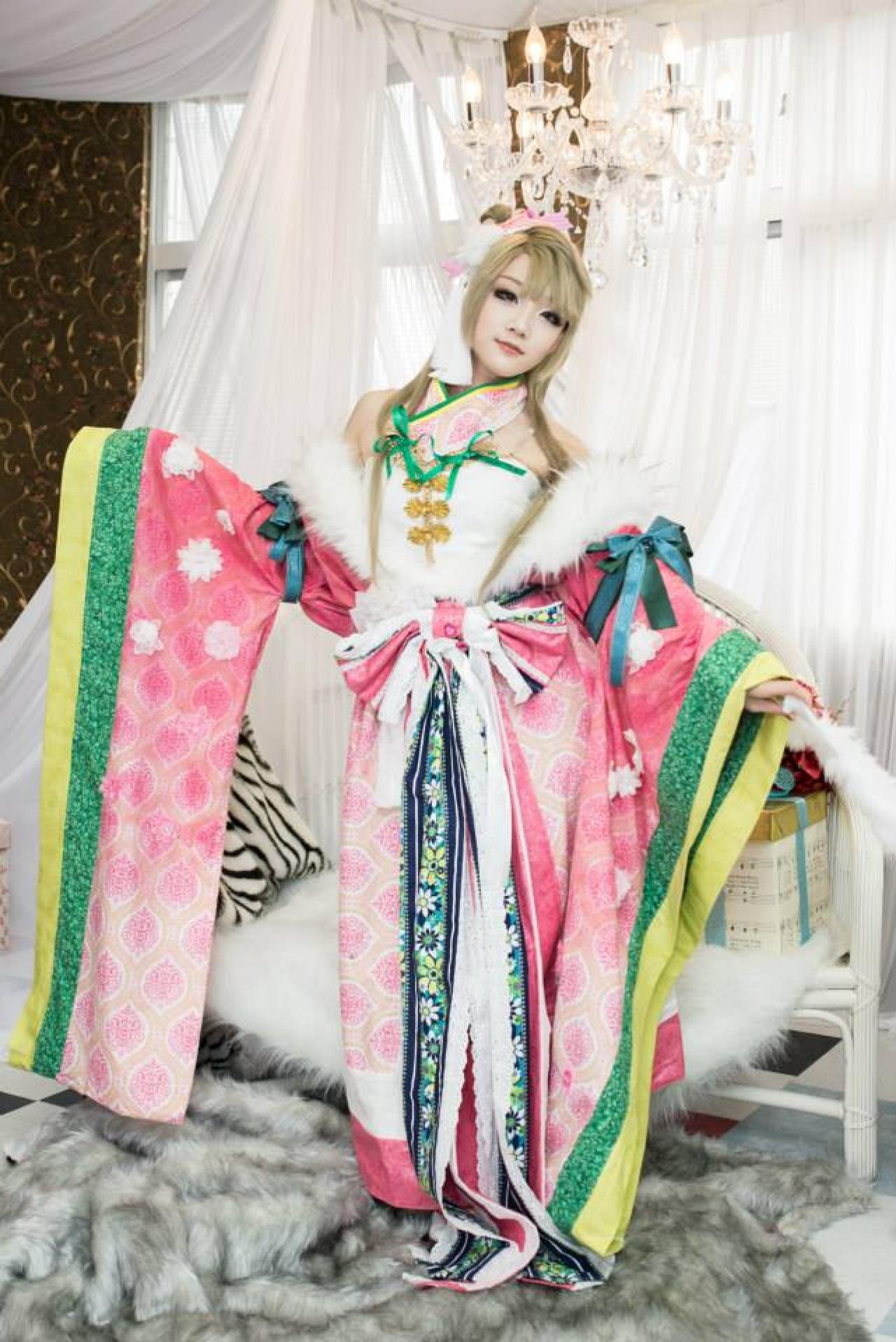 Miyuko扮演南小鸟双臂展开，站立的姿势