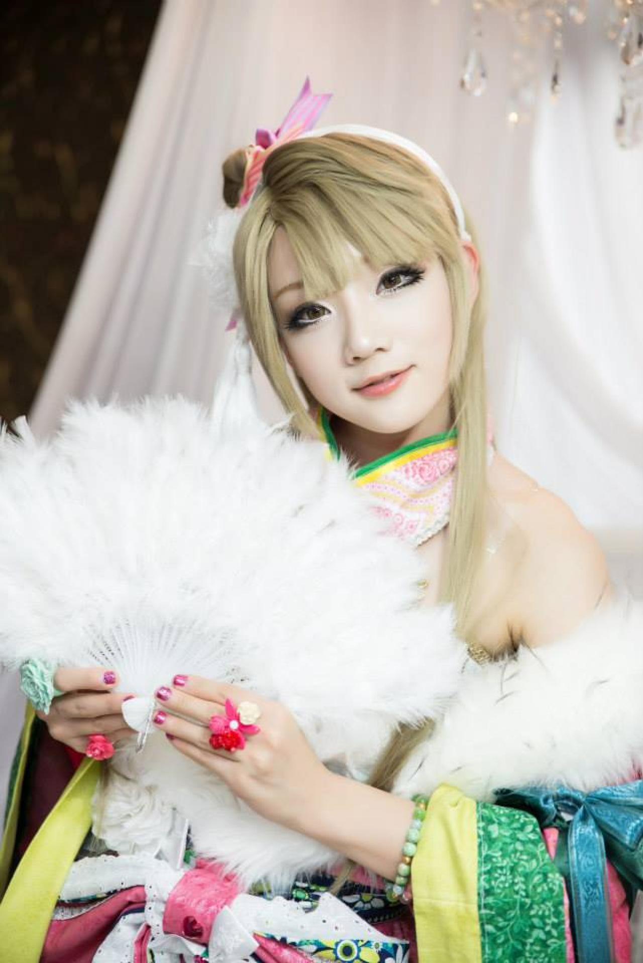 Miyuko扮演南小鸟双手撑伞上半身照