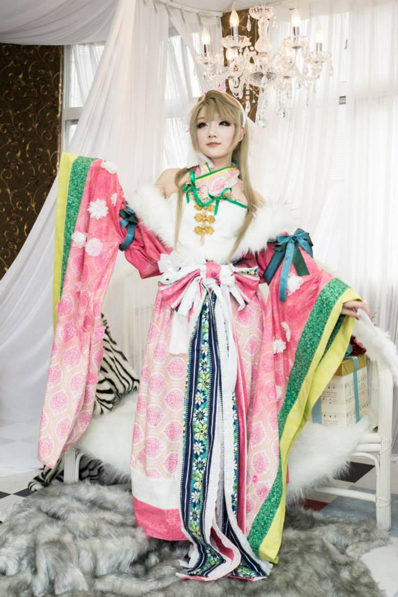 Miyuko扮演南小鸟双臂伸展，站立的姿势