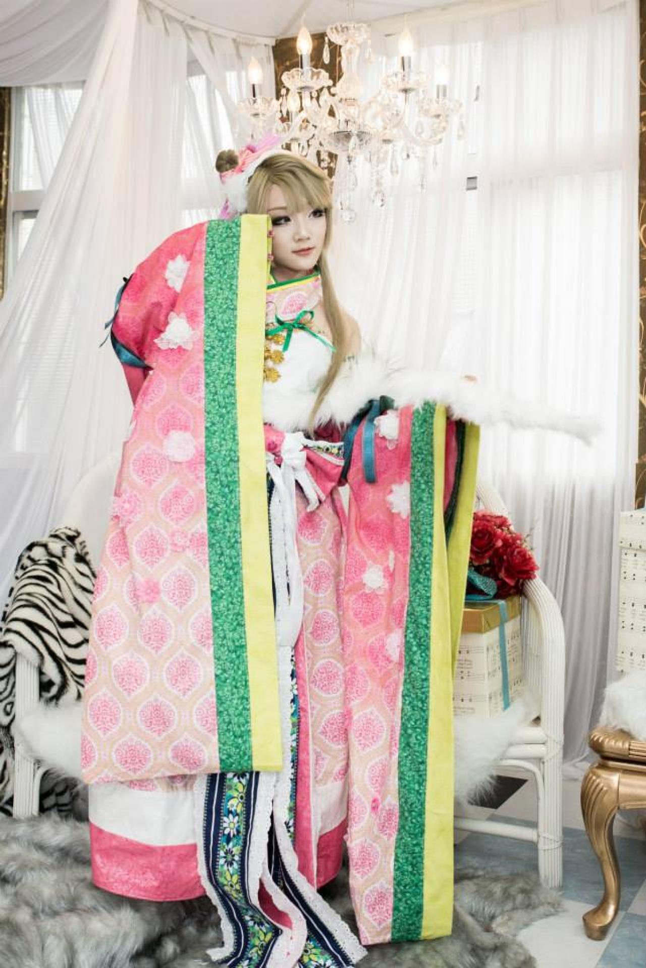 Miyuko扮演南小鸟右臂弯曲抬起袖摆，头轻轻偏向左侧