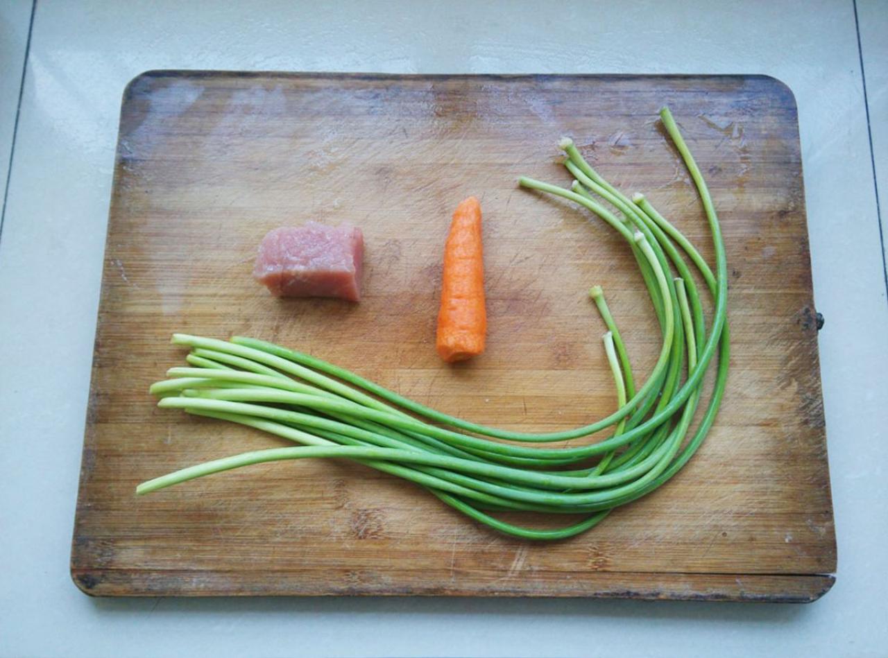 蒜苔炒肉的食材：蒜苔、胡萝卜、肉