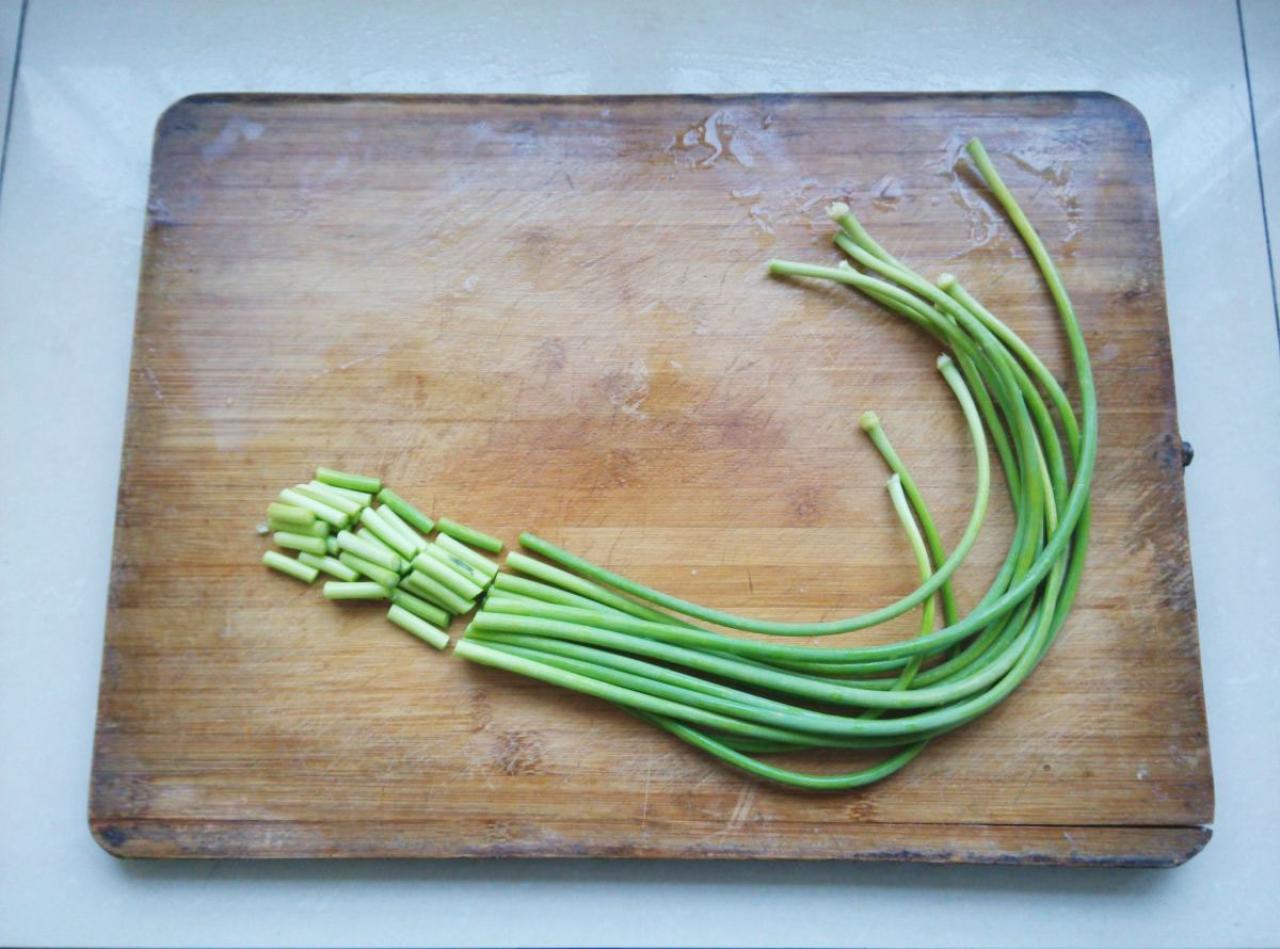 第一步，切蒜苔