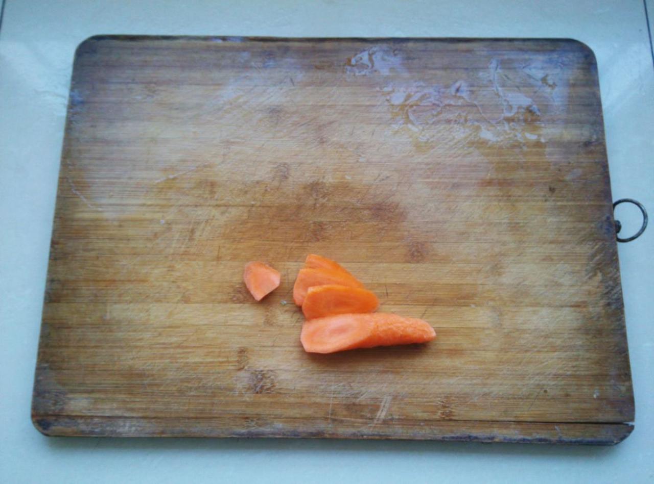第二步上，先将胡萝卜切成片