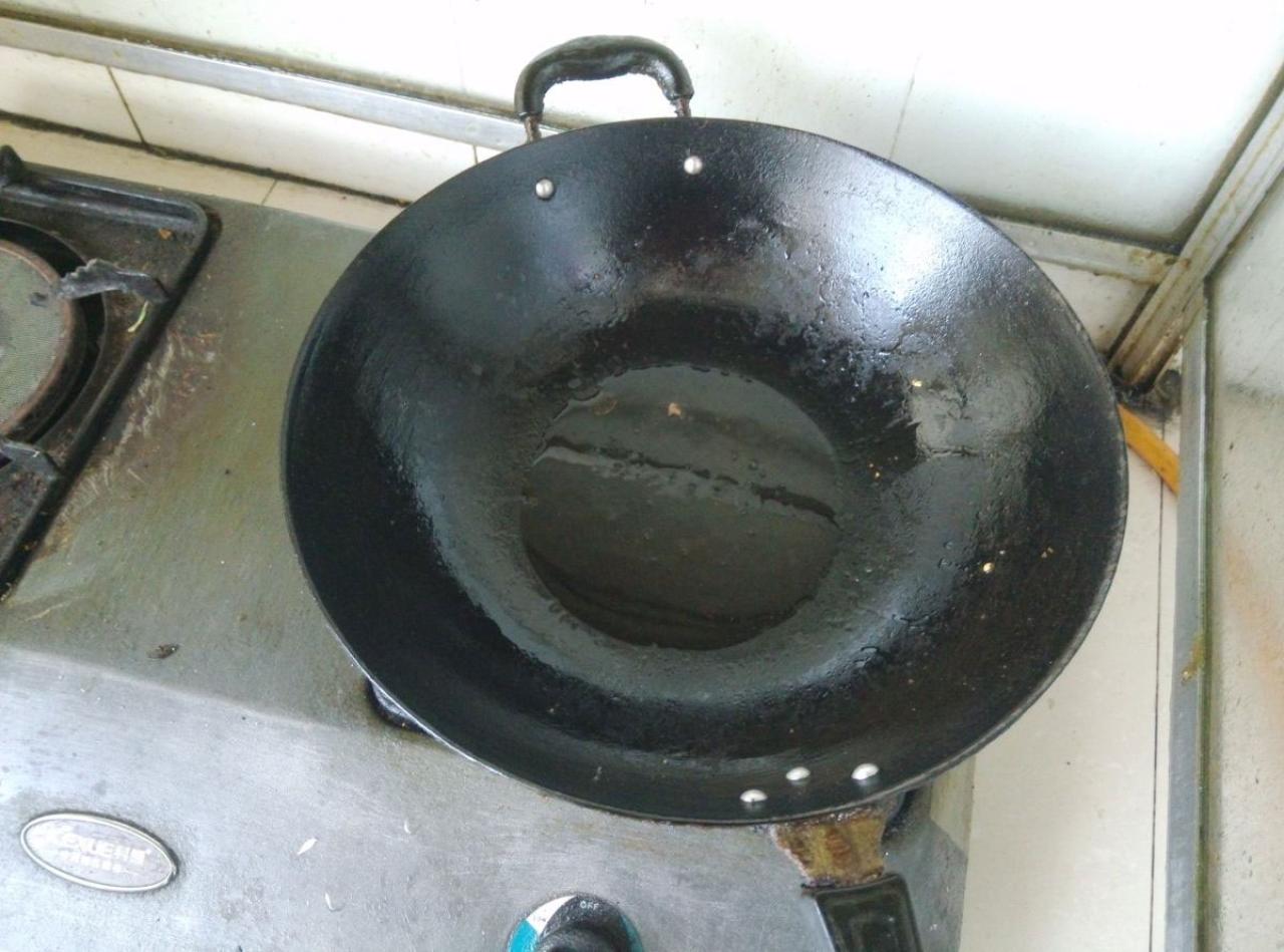 第四步，向锅中倒入适量油