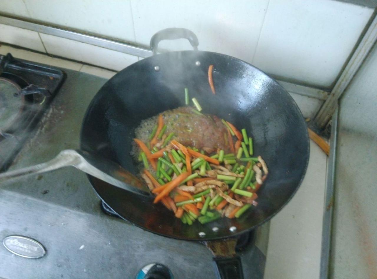 第七步上，向锅中添加热水，防止干锅