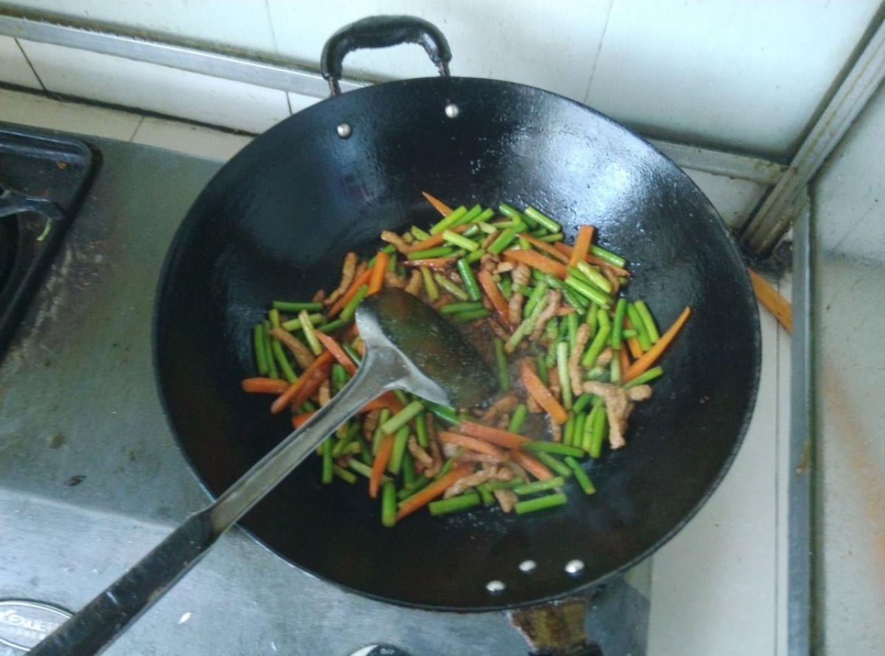 第八步，快熟时，向锅中放入咸盐