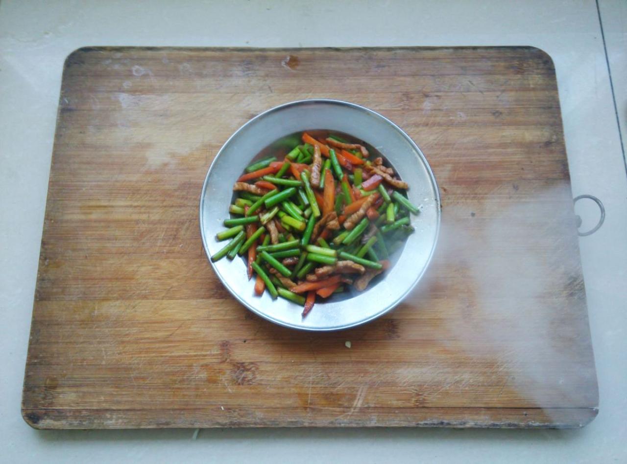 冒着热气刚刚出锅的蒜苔炒肉