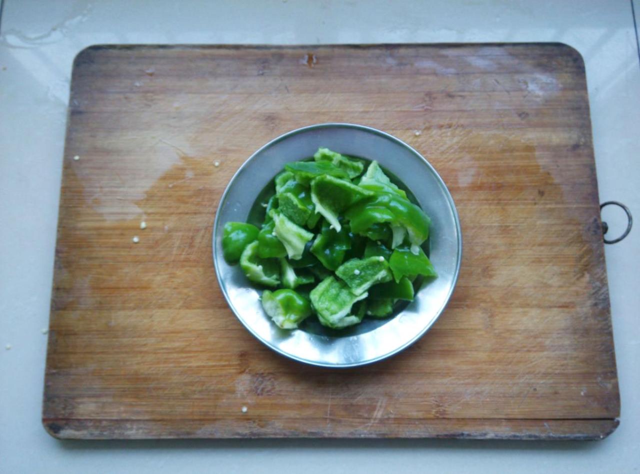 第一步：已经掰成小块的青椒