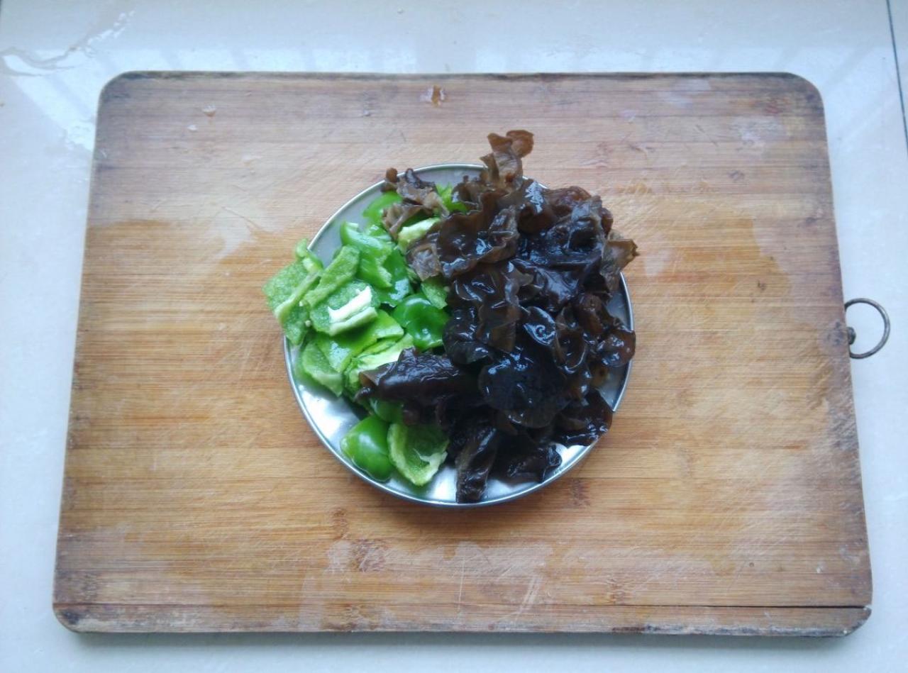 第二步：洗净的木耳和掰好的青椒