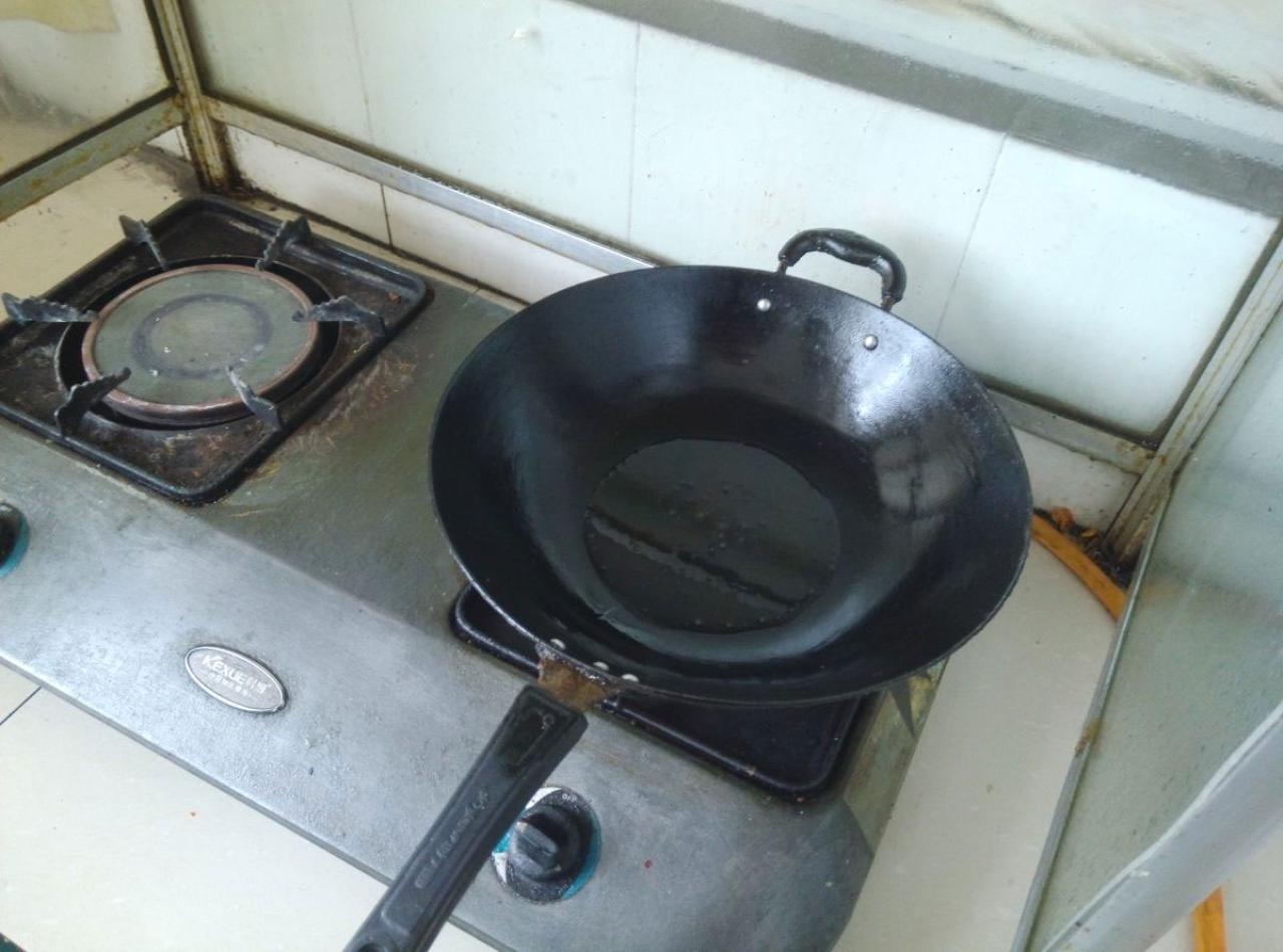 第五步，向锅中导入适量油