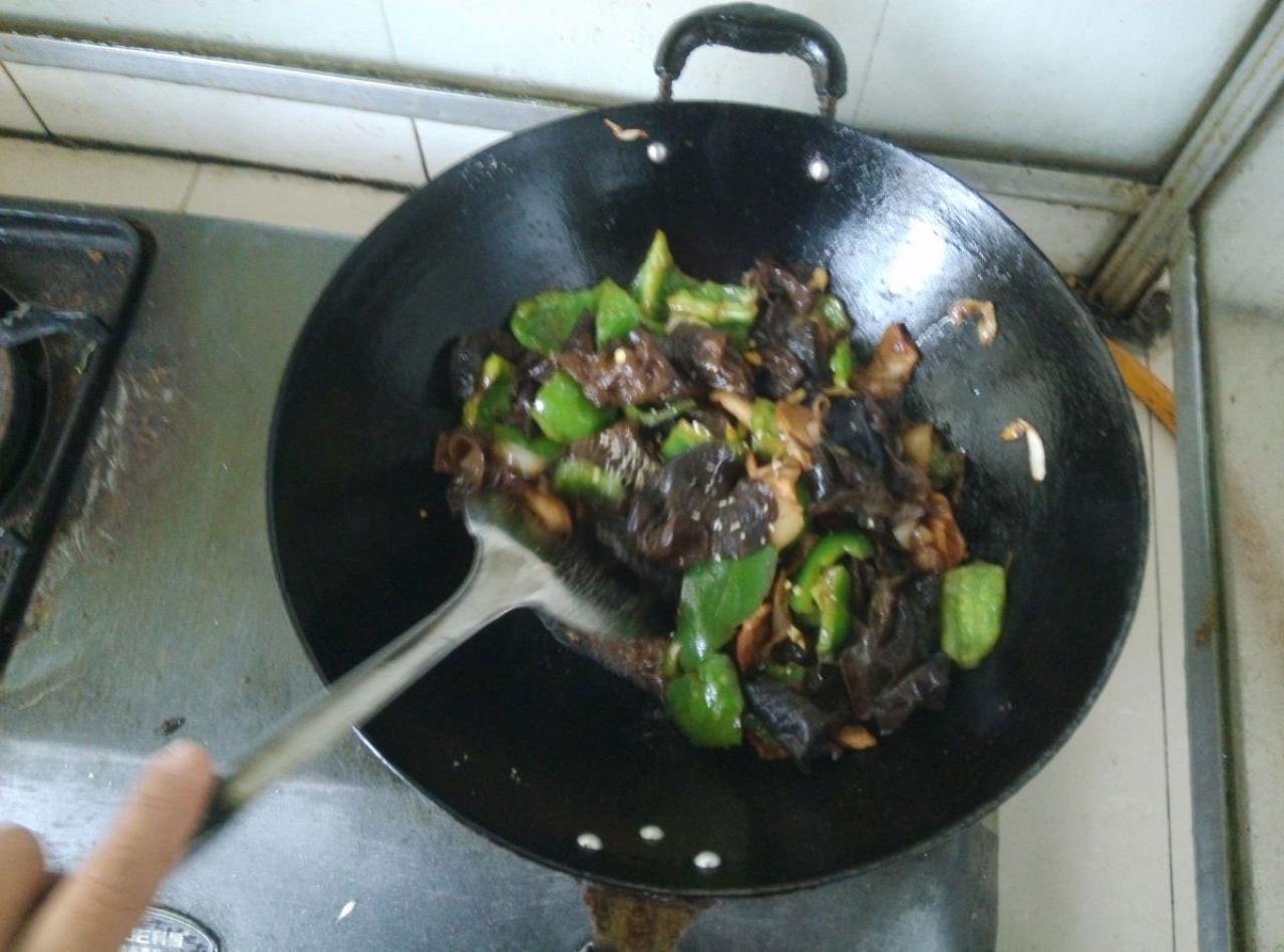 第九步，向锅中倒入老抽稍许，等待菜快熟时，放入咸盐和味精