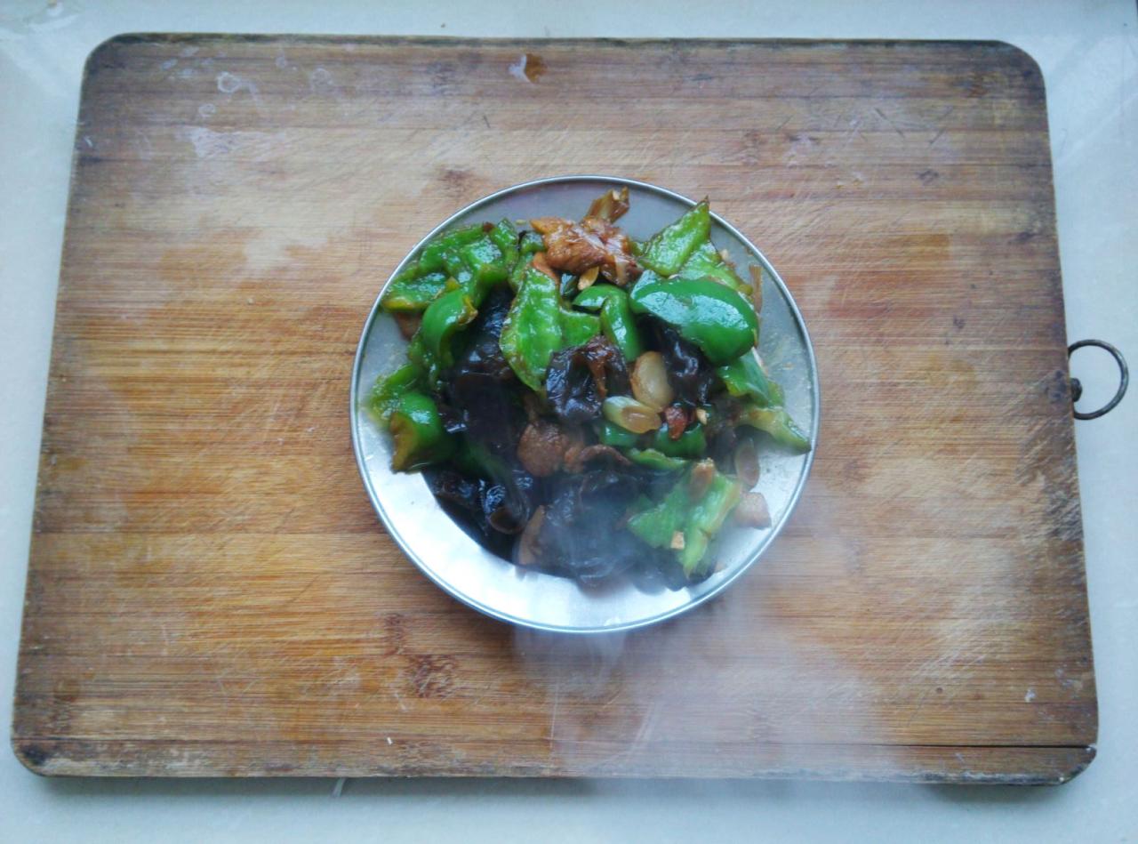 刚出锅的青椒木耳炒肉片