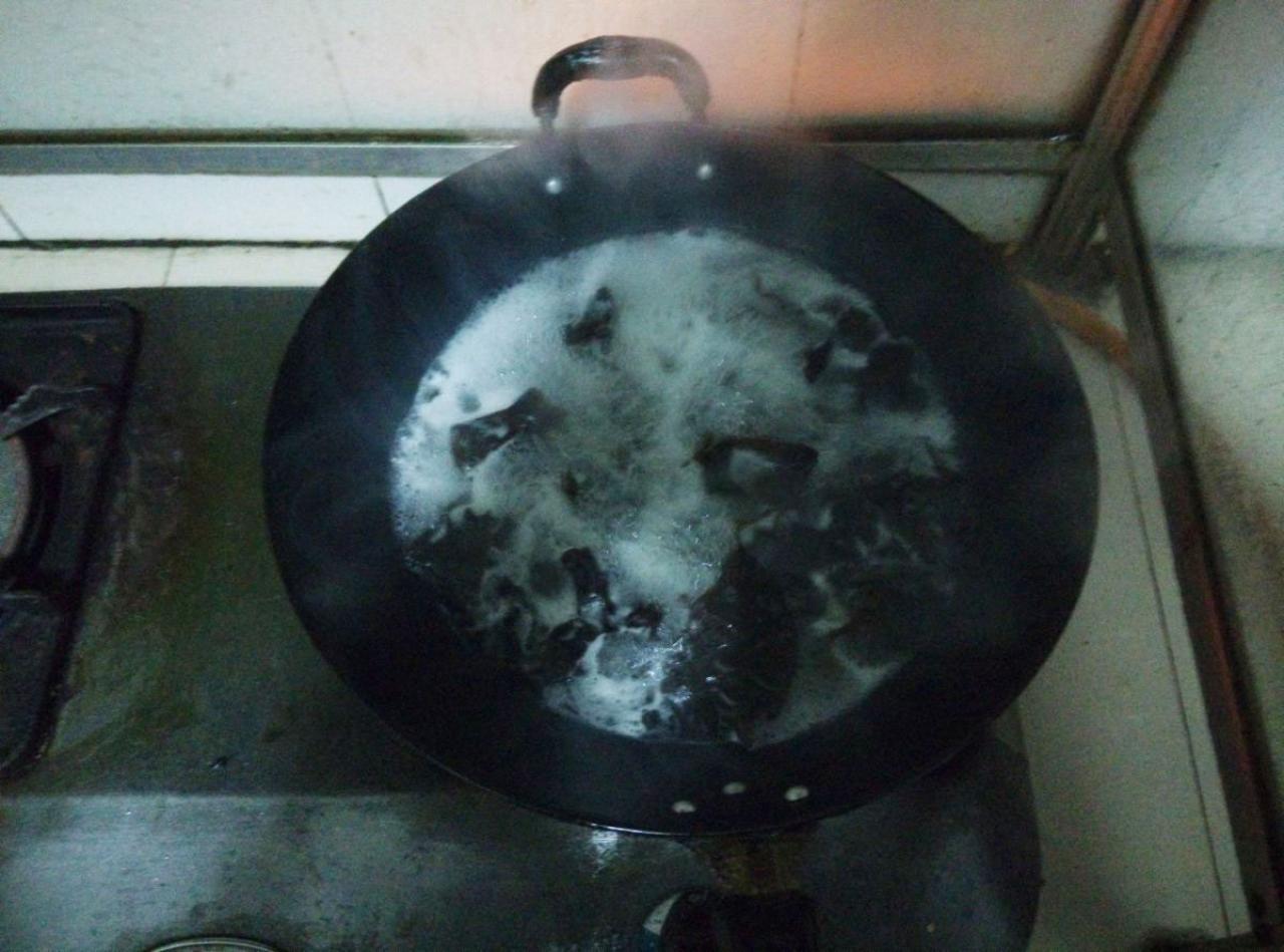 正在锅中煮的木耳