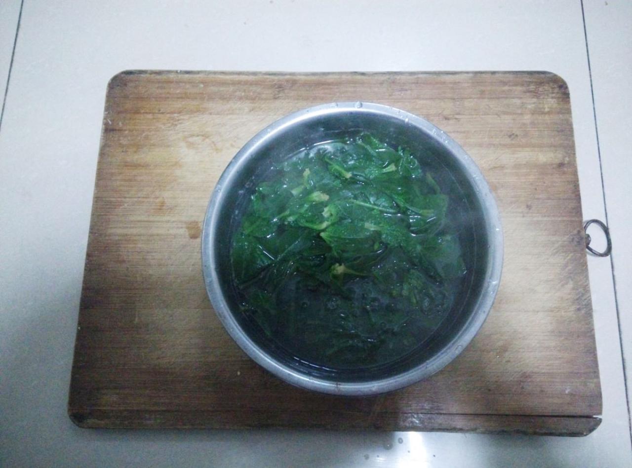 将菠菜在凉水中泡一下