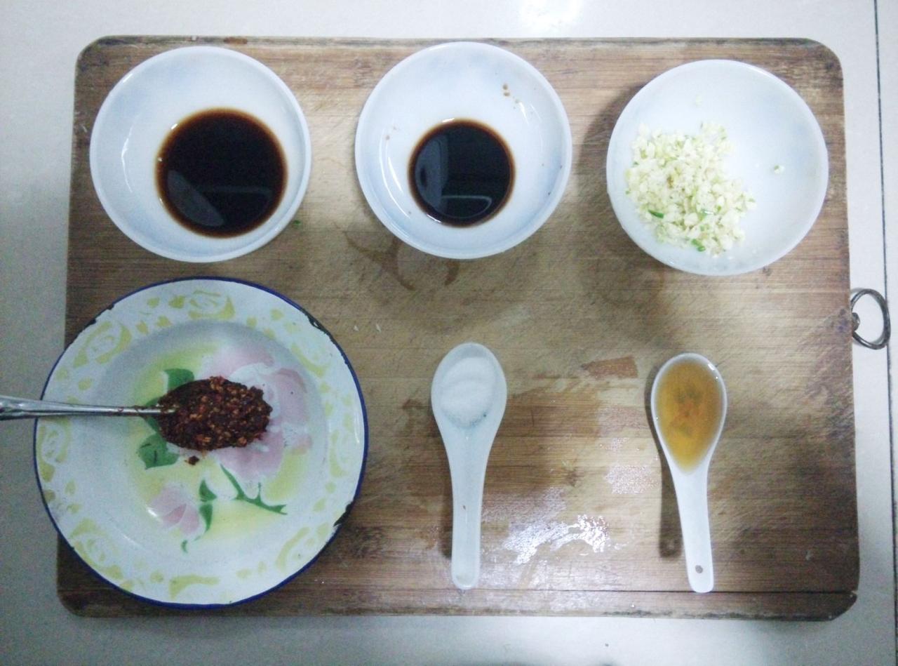 凉拌木耳菠菜需要的调料：陈醋、生抽、蒜泥、辣椒油、咸盐和香油