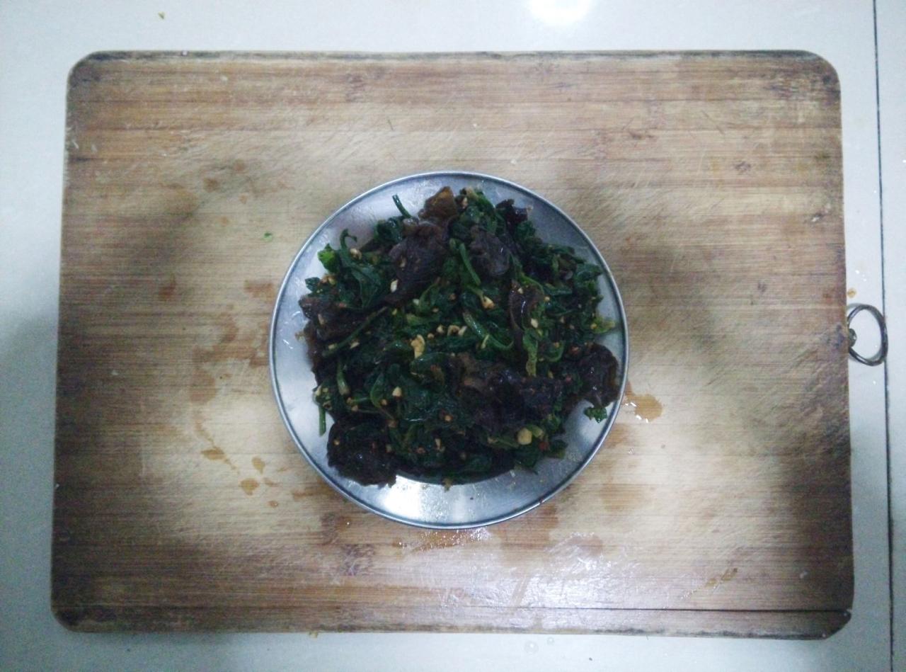 盛入盘中的凉拌菠菜木耳