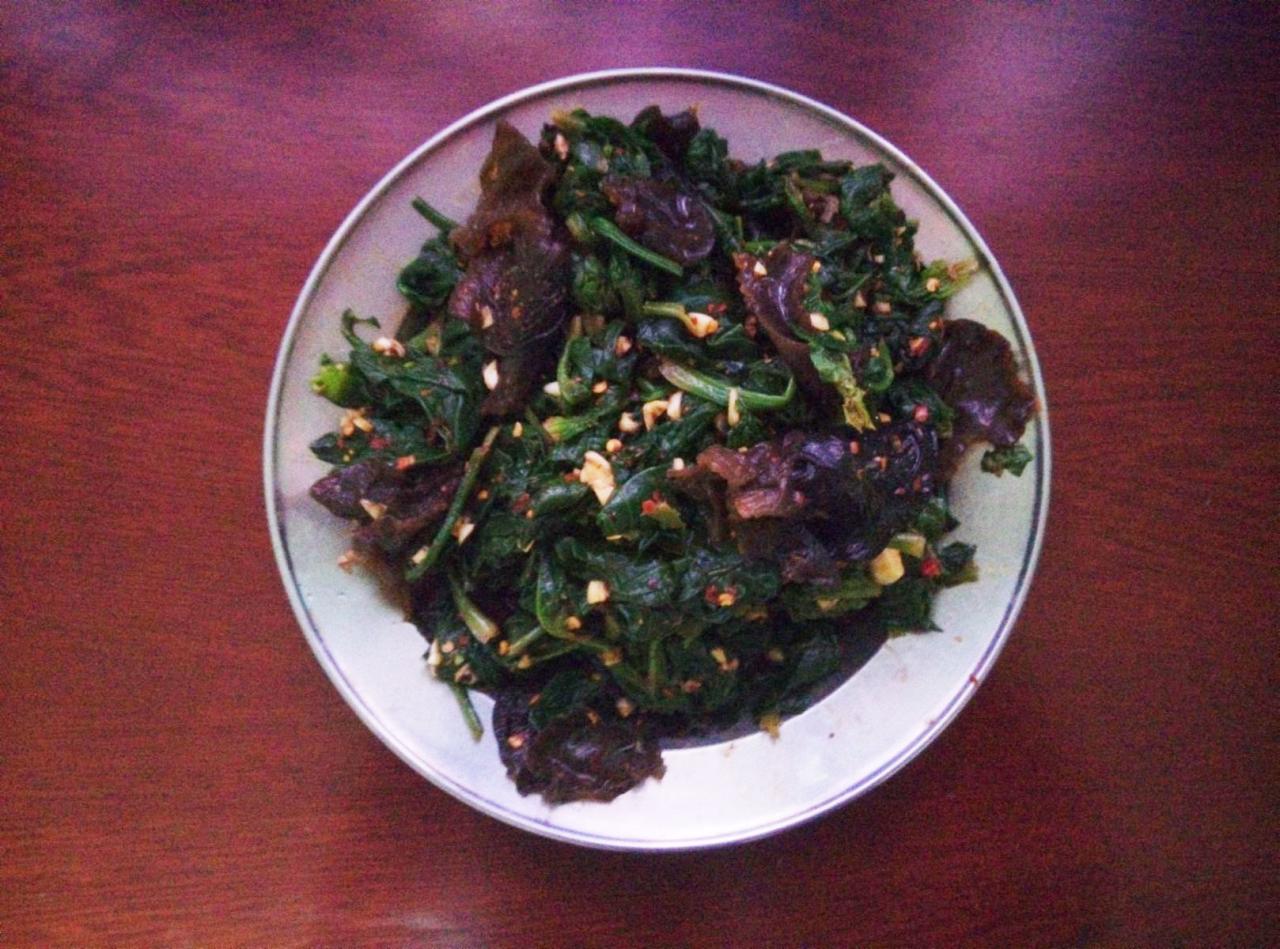 制作好的凉拌菠菜木耳