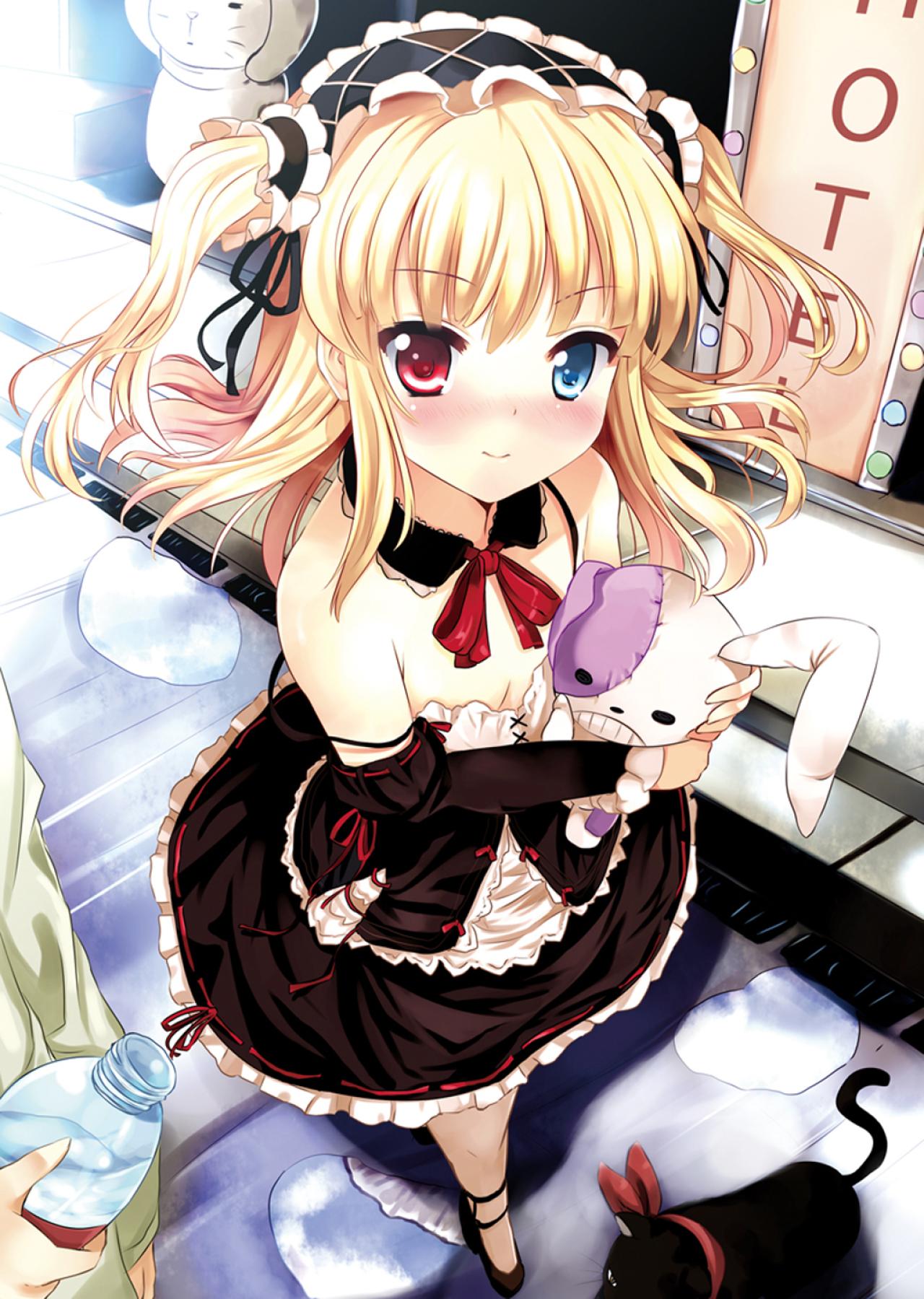 本组Cosplay服饰参考图：穿着哥特式洛丽塔连衣裙的羽濑川小鸠抱着她多次缝补过的兔子玩偶