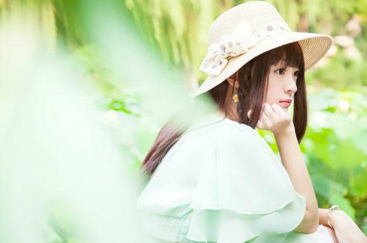 碧波荡漾的绿叶，溢灯灯撑着下巴凝思的侧脸