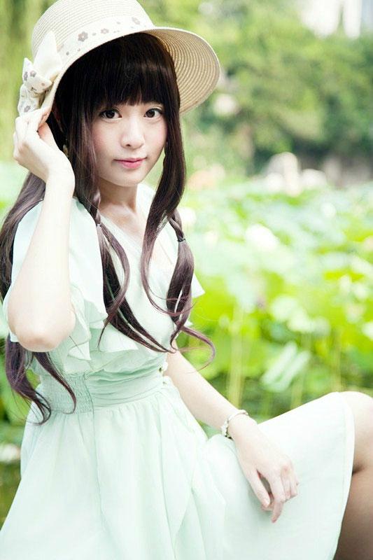 溢灯灯坐在水边扶着草帽