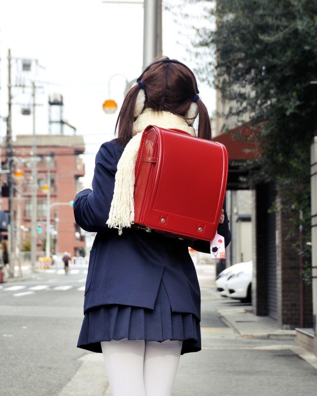 すちうる扮演萌妹，探着身子张望街角