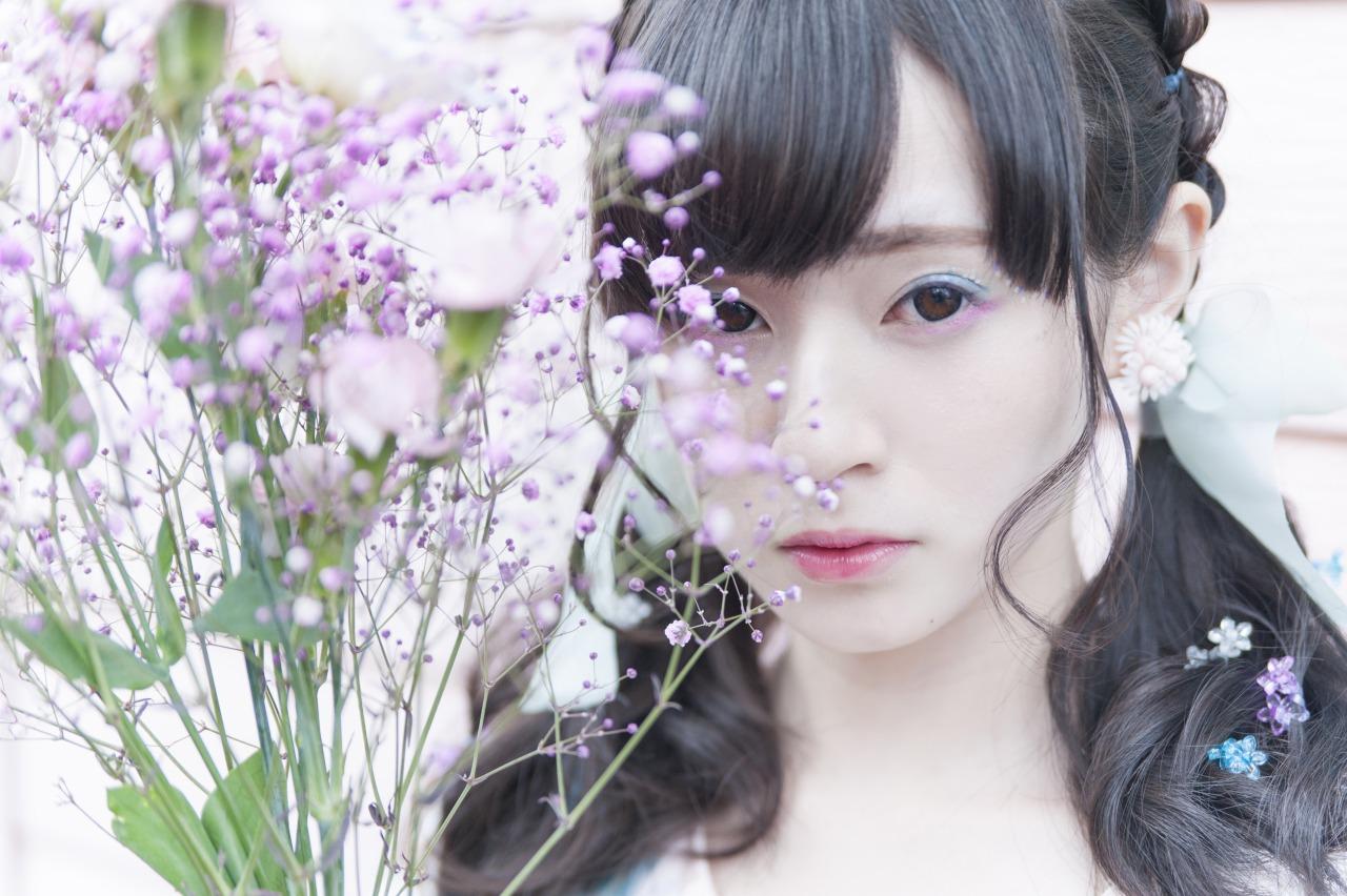 近衛りこ在薰衣草花束后