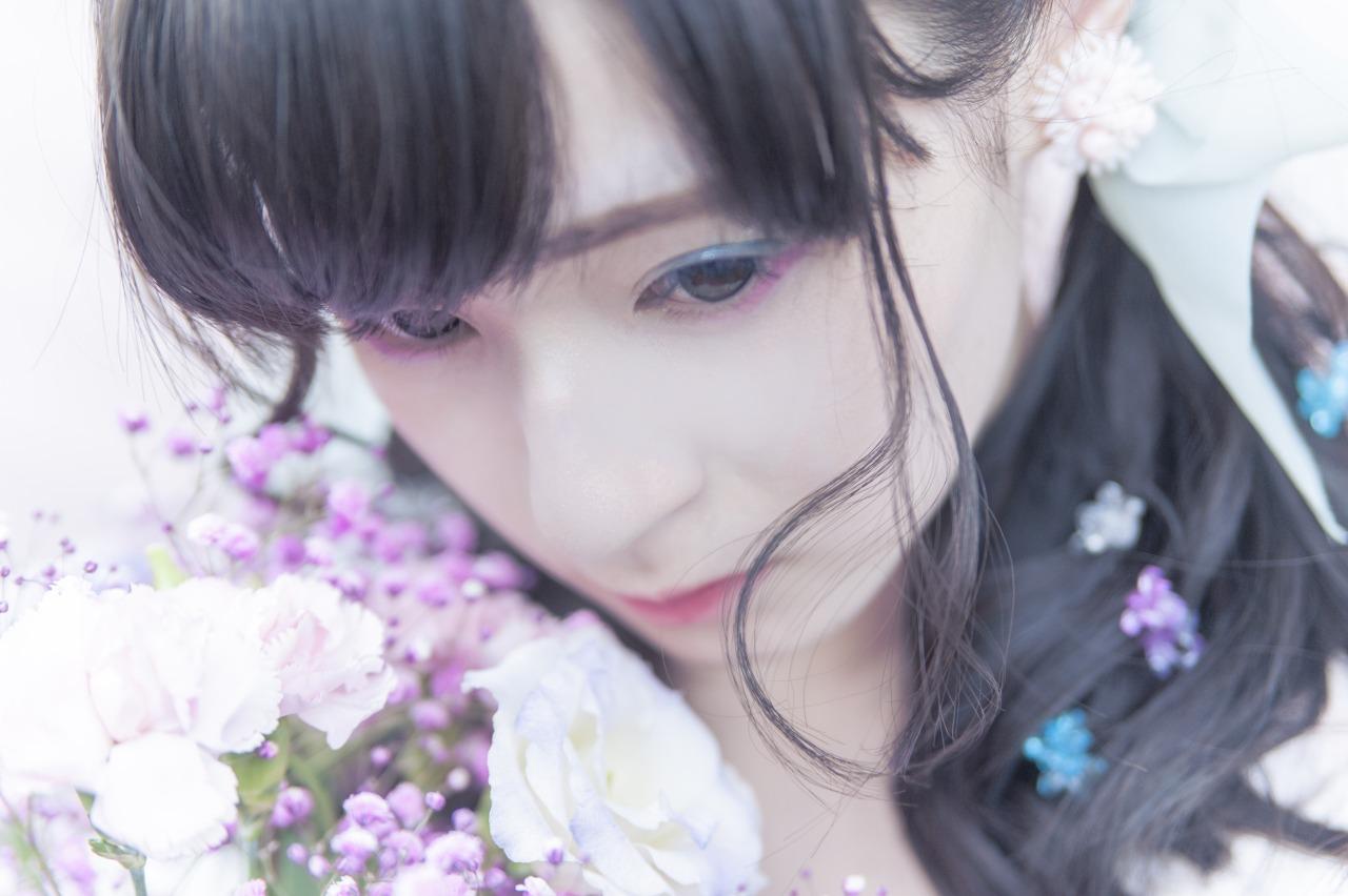 近衛りこ捧着薰衣草花束脸部特写