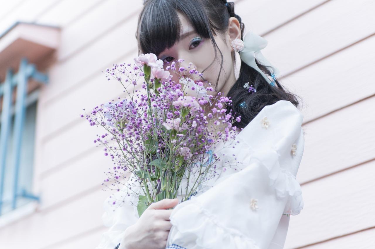 近衛りこ捧着薰衣草花束的上半身照