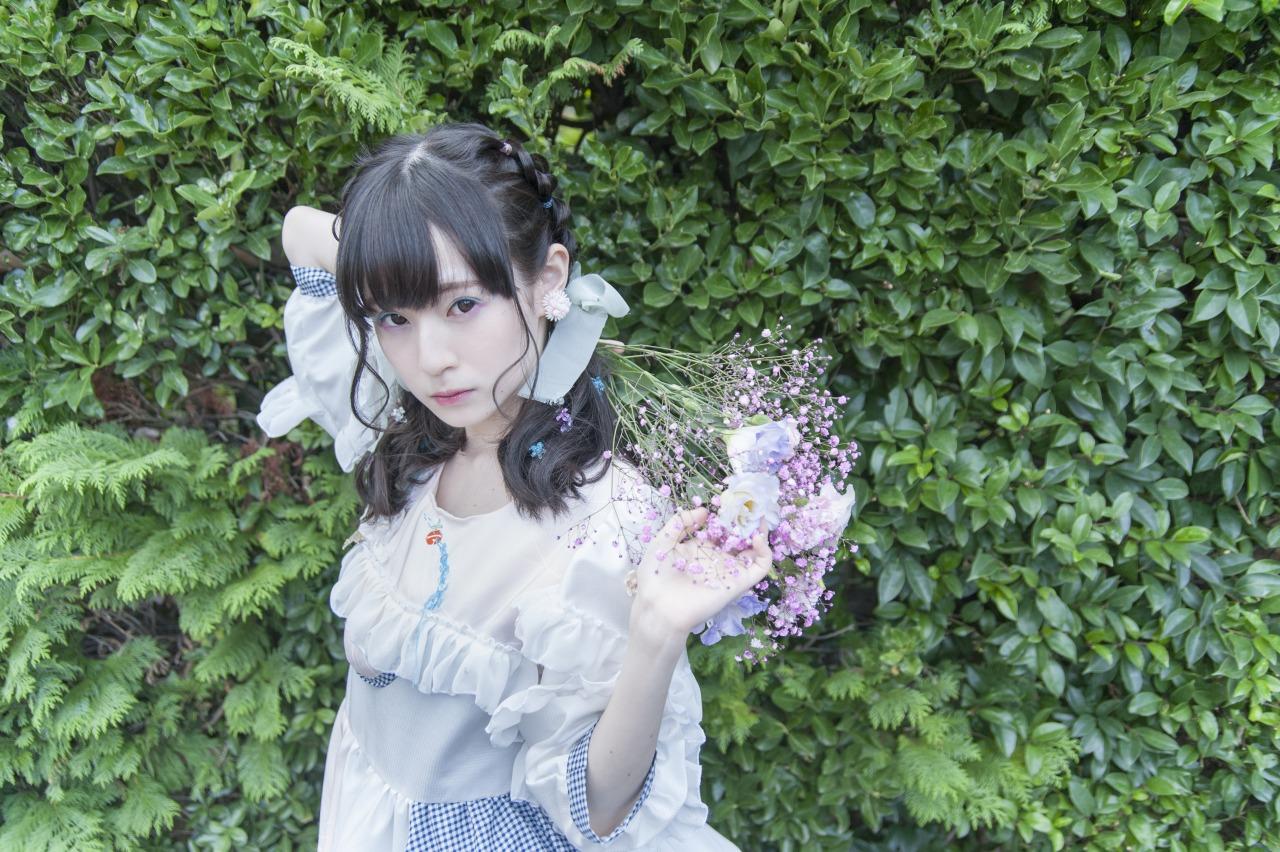 近衛りこ将薰衣草画束放在身后