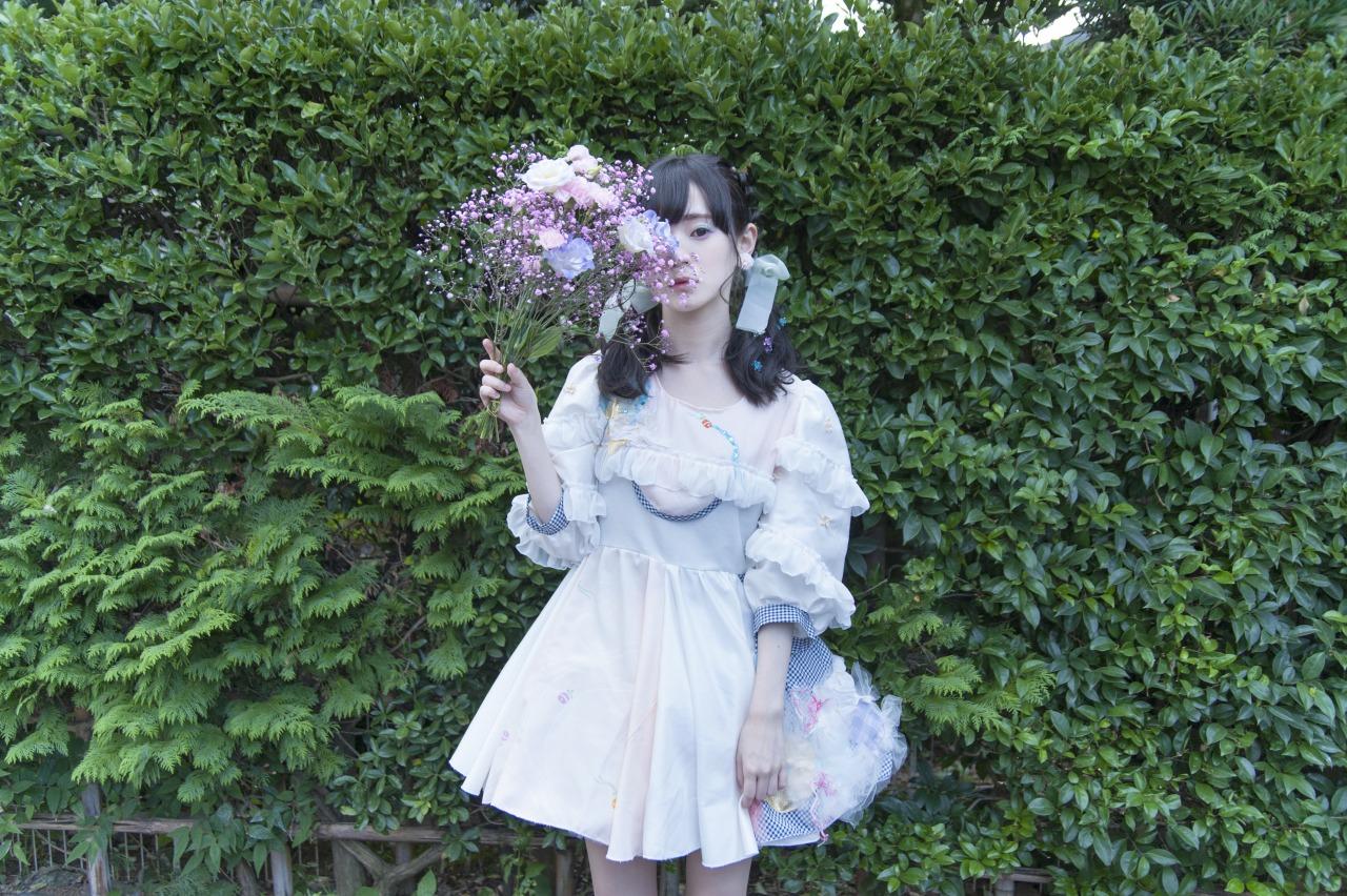 近衛りこ右手举起薰衣草花束，遮住眼睛